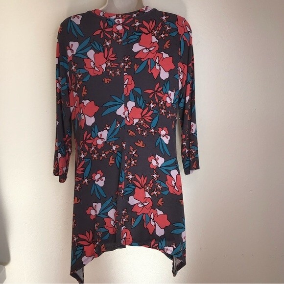 LOGO by Lori Goldstein V Neck 3/4 Sleeve Sharkbite Hem Gray Floral Tunic Medium - Picture 5 of 11